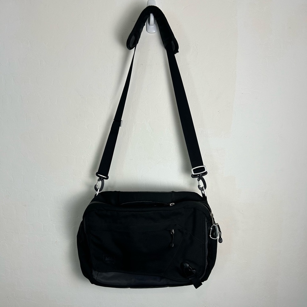 REI Black Minimalist Messenger Bag with Adjustable Strap Laptop